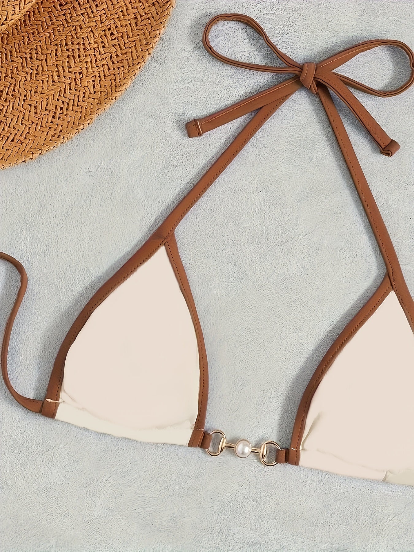 Bikini triangle en métal avec décolleté en V