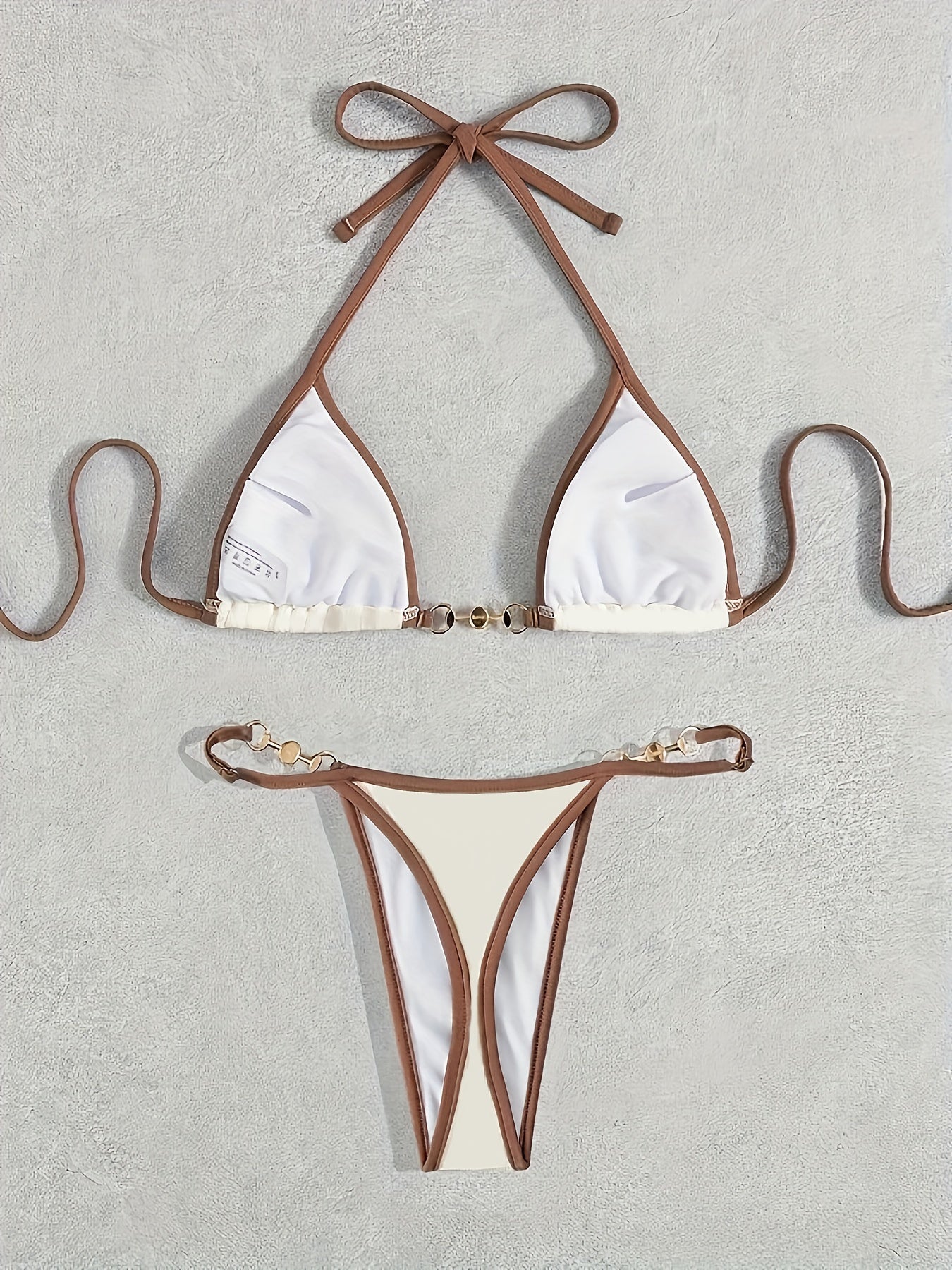 Bikini triangle en métal avec décolleté en V